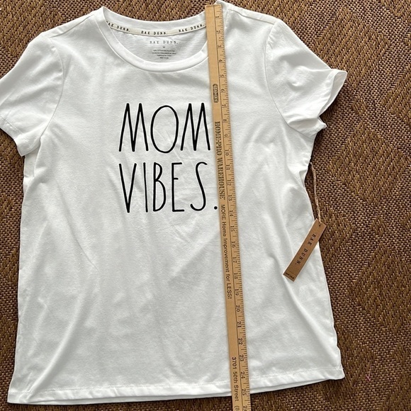 Rae Dunn MOM VIBES Shirt NWT Size M - Picture 6 of 7